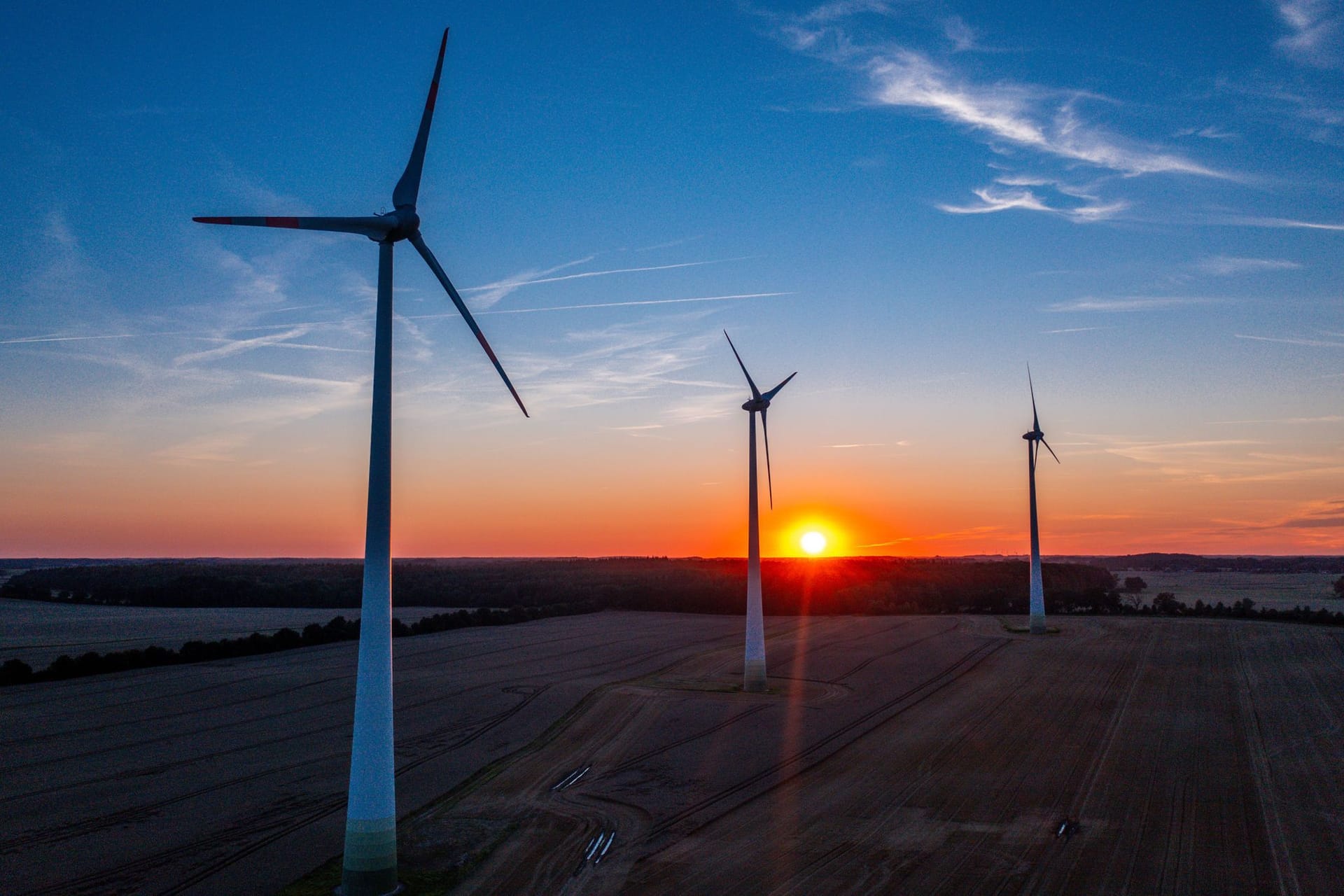 Sonnenuntergang hinter Windpark