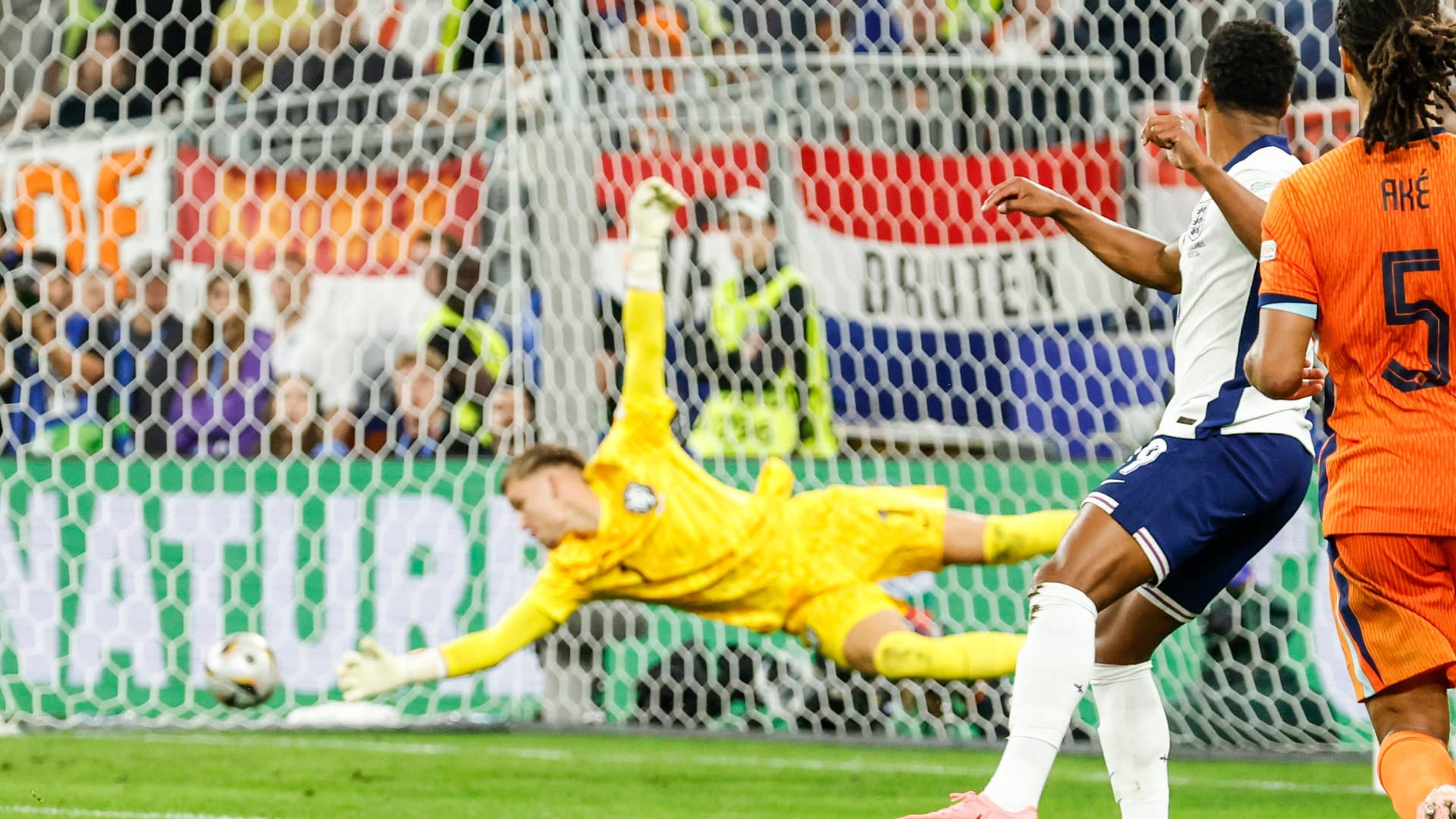 Matchwinner: Englands Watkins (r.) trifft zum 2:1 gegen die Niederlande, Oranje-Keeper Verbruggen kann dem Ball nur hinterschauen.