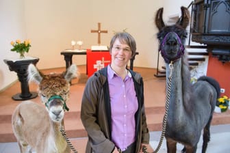 Pfarrerin mit Lamas und Alpakas im Auftrag des Herrn unterwegs