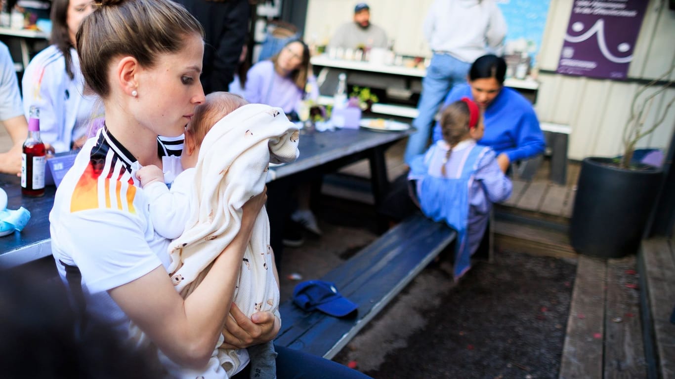 Public Viewing - Public Breastfeeding