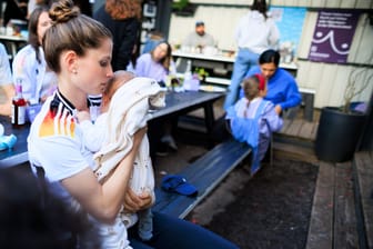 Public Viewing - Public Breastfeeding