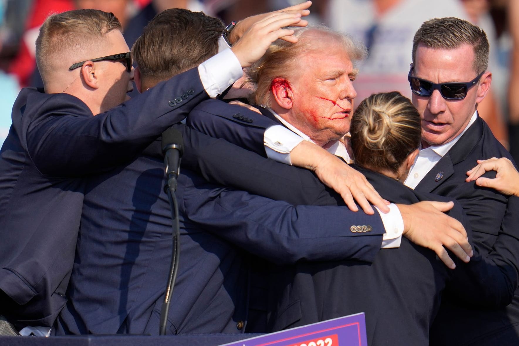 Trump will wieder nach Butler - FBI: Kugel hat Ohr verletzt