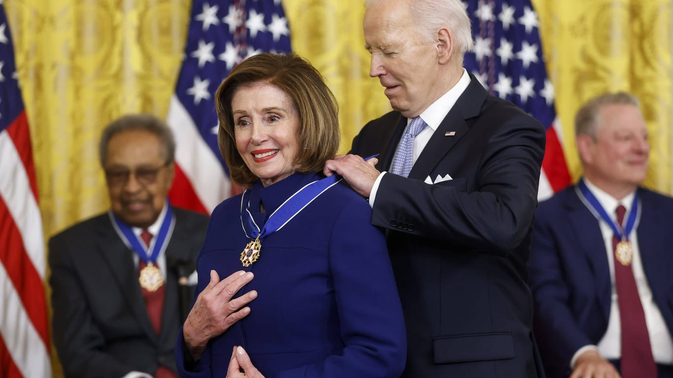 Vor zwei Monaten noch verlieh Präsident Joe Biden seiner Parteifreundin Nancy Pelosi die Freiheitsmedaille.