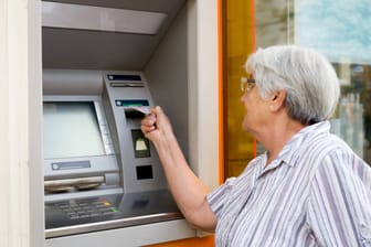 Rentnerin am Geldautomaten: Für viele Konten fallen Gebühren an. Lassen sich die von der Steuer absetzen?