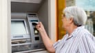 Rentnerin am Geldautomaten: Für viele Konten fallen Gebühren an. Lassen sich die von der Steuer absetzen?