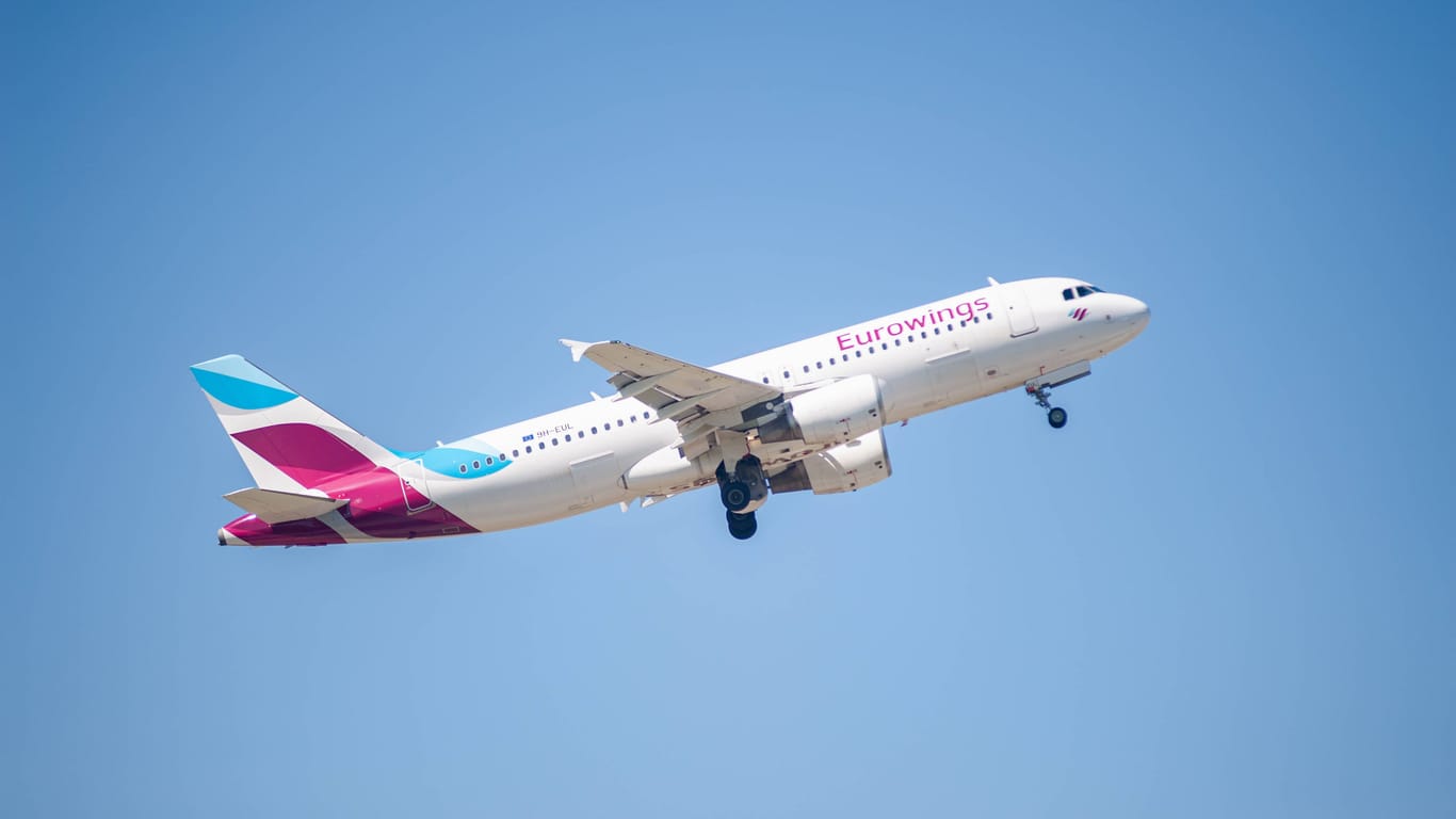 Ein Passagierflugzeug (Archivbild): Eine Maschine musste eine Notlandung in Berlin machen.