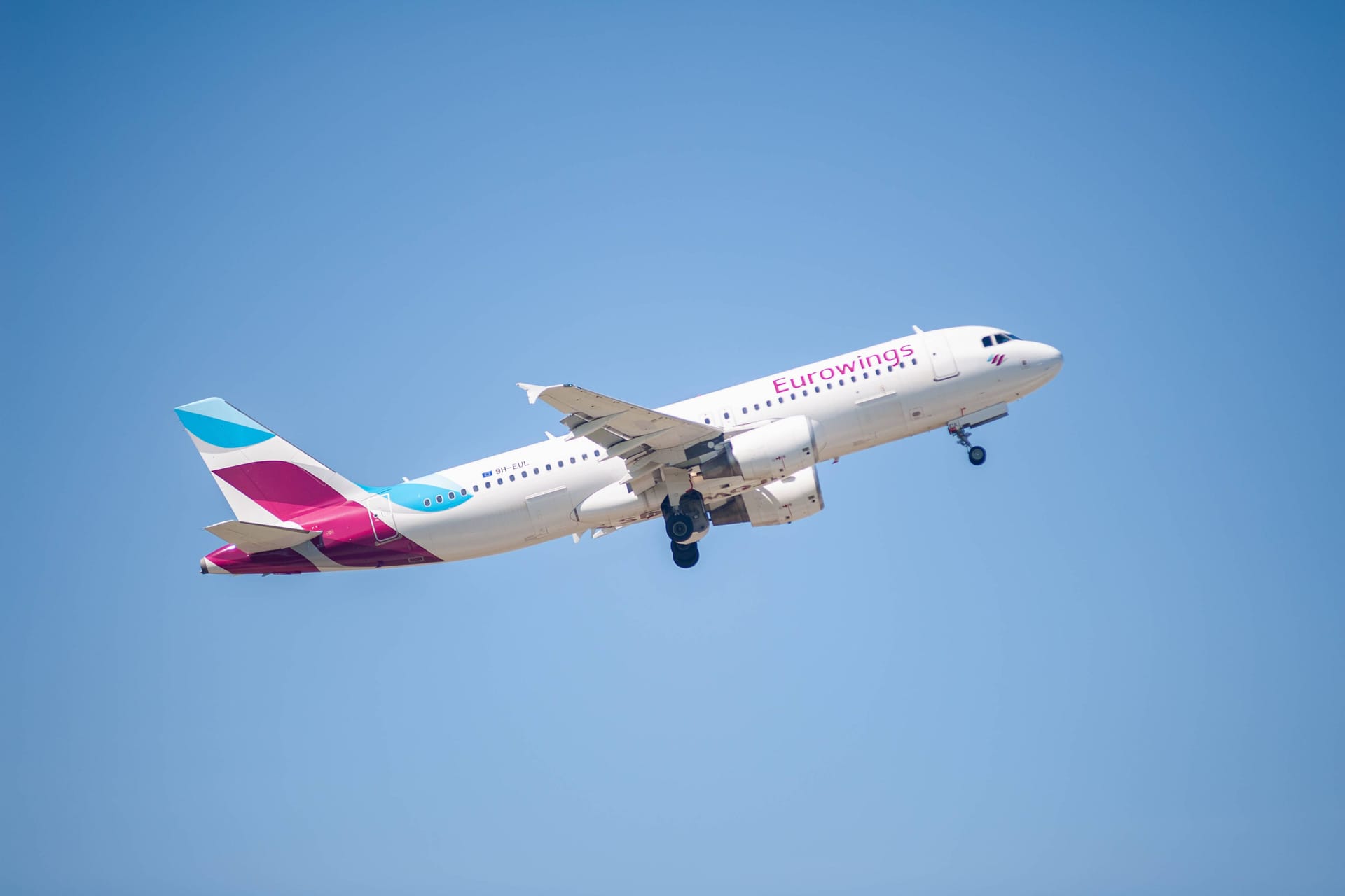 Ein Passagierflugzeug (Archivbild): Eine Maschine musste eine Notlandung in Berlin machen.