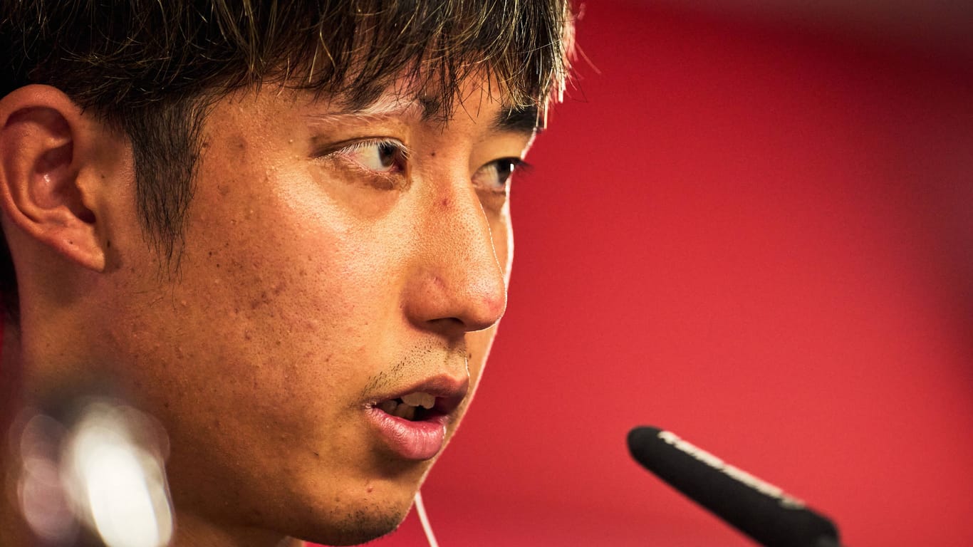 Hiroki Itō (l.): Der Neuzugang des FC Bayern wurde von Sportdirektor Christoph Freund vorsgestellt.