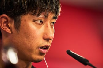 Hiroki Itō (l.): Der Neuzugang des FC Bayern wurde von Sportdirektor Christoph Freund vorsgestellt.