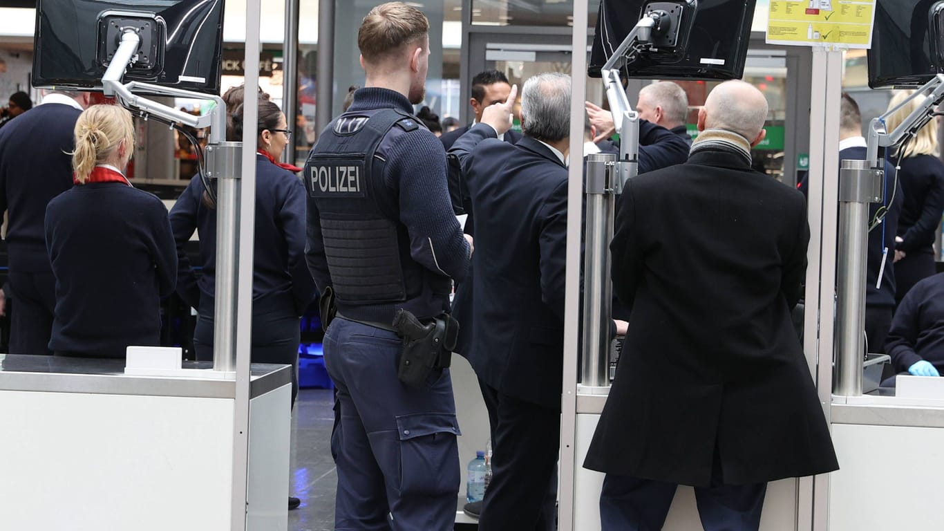 Eine Personenkontrolle am Flughafen Hannover (Symbolbild): Die Bundespolizei hat am Mittwoch einen 54-Jährigen verhaftet.