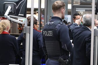Eine Personenkontrolle am Flughafen Hannover (Symbolbild): Die Bundespolizei hat am Mittwoch einen 54-Jährigen verhaftet.