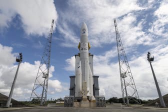 Die "Ariane 6" steht auf ihrer Startrampe im europäischen Weltraumbahnhof in Französisch-Guayana.