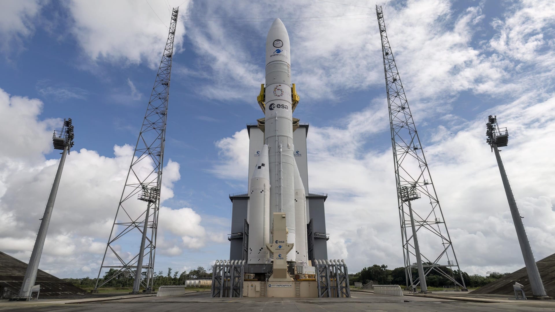 Die "Ariane 6" steht auf ihrer Startrampe im europäischen Weltraumbahnhof in Französisch-Guayana.