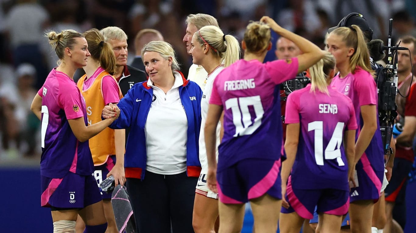 Nach USA-Debakel: Enttäuschte DFB-Frauen um Kapitänin Popp (l.).