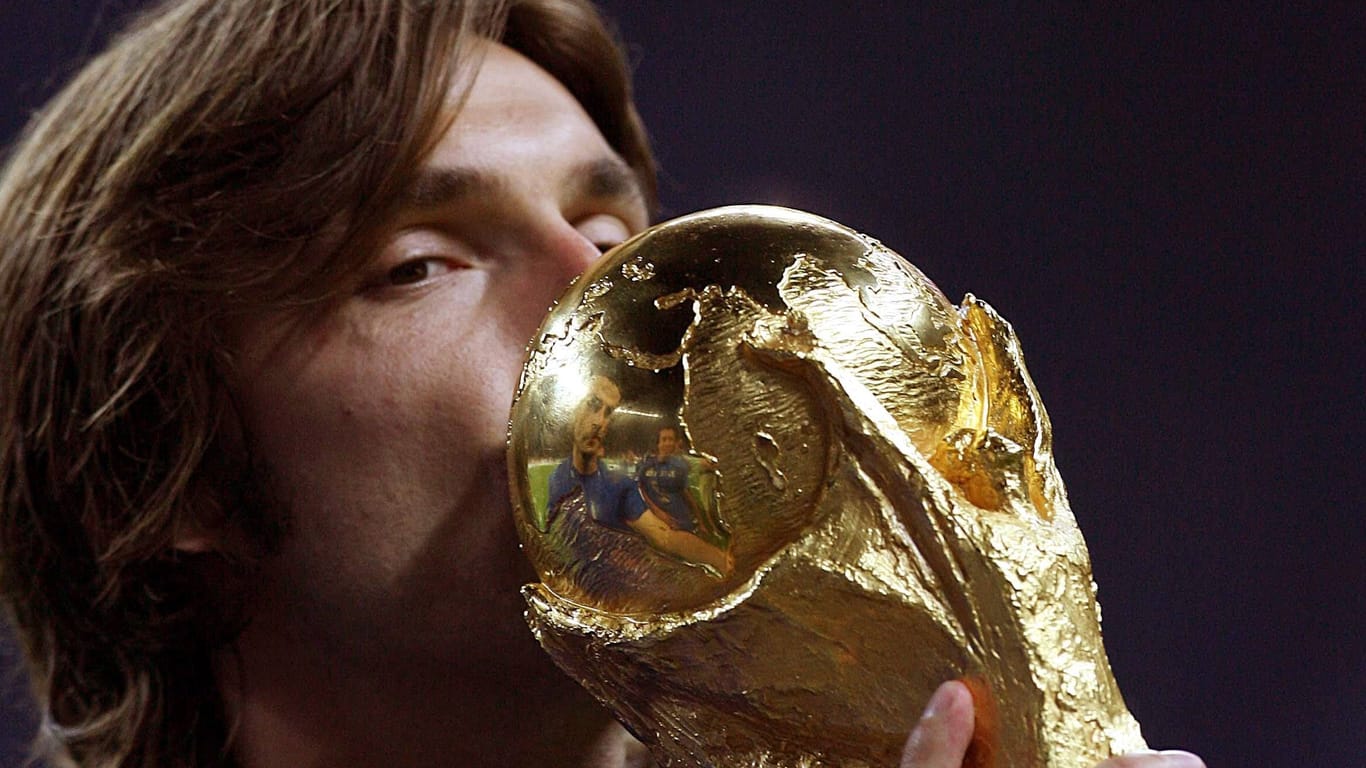 Wer versteckt sich da hinter dem WM-Pokal? Es ist Italiens Legende Andrea Pirlo.