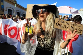 Demonstranten nehmen an einem Protest gegen den Massentourismus auf Mallorca teil.