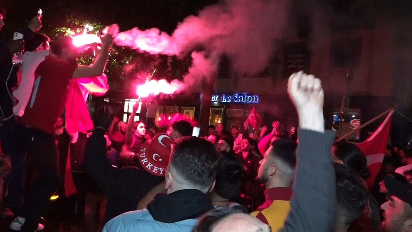 Die türkischen Fans zündelten auch Pyrotechnik in Bremen.