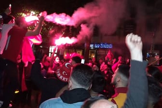 Die türkischen Fans zündelten auch Pyrotechnik in Bremen.