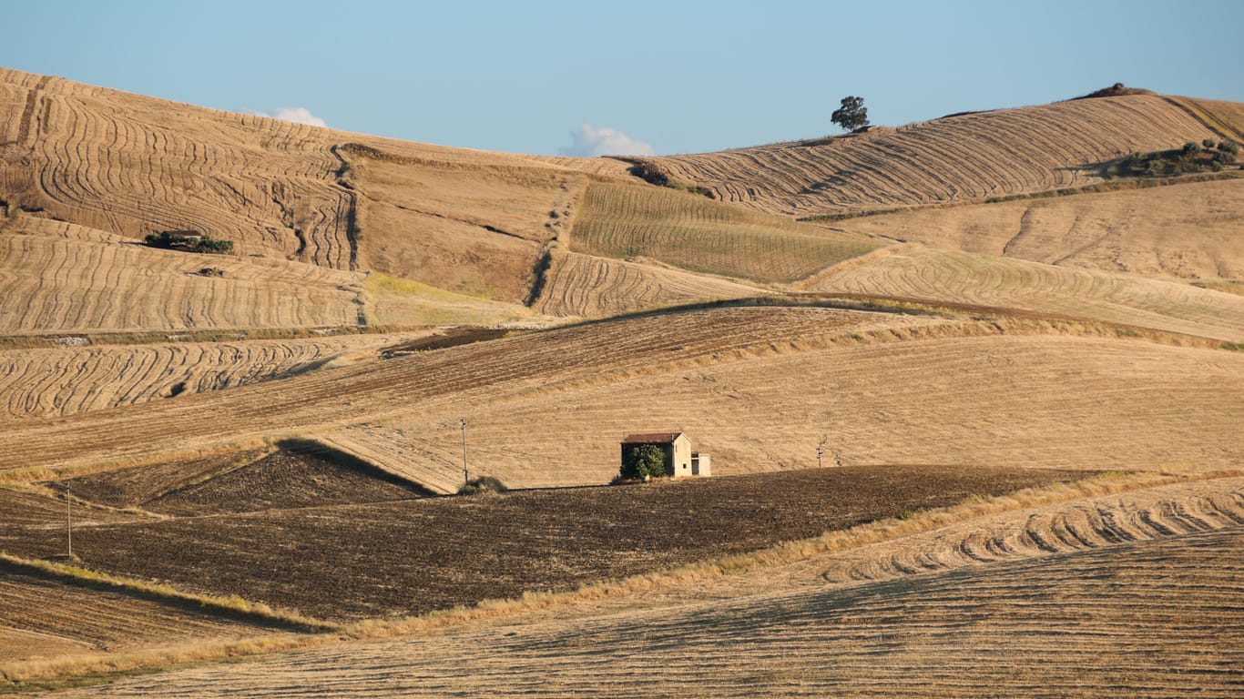 Landschaft auf Sizilien (Archivbild): Die Urlaubsinsel leidet immer mehr unter der anhaltenden Dürre.
