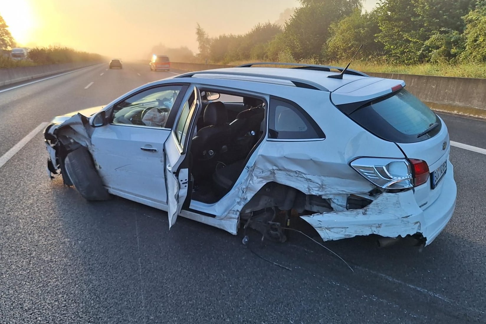 Der verunfallte Chevrolet: Alle fünf Insassen kamen ins Krankenhaus.