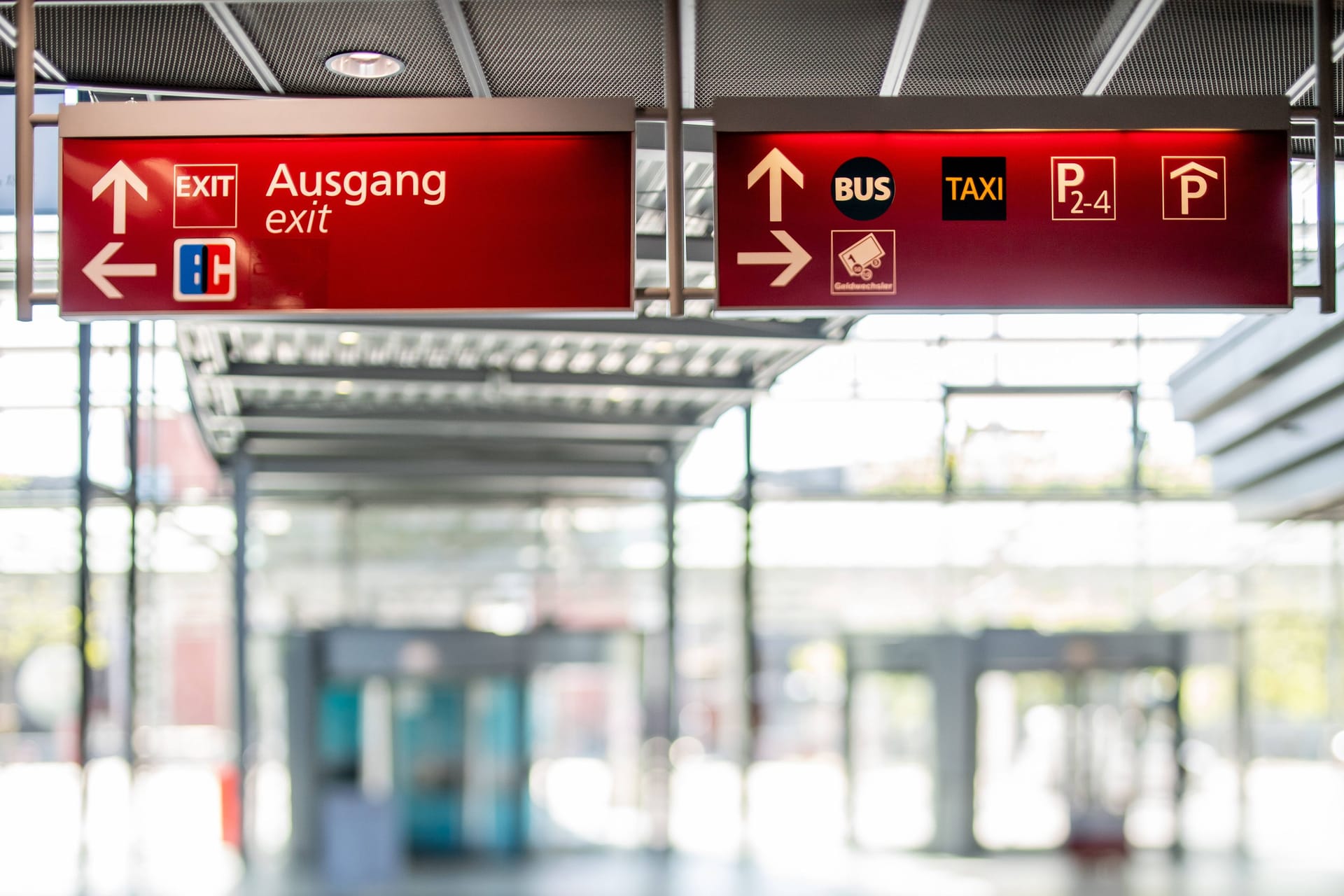 Beschilderung am Flughafen Dresden: Die Betreiber wollen betriebsbedingte Kündigungen vermeiden.