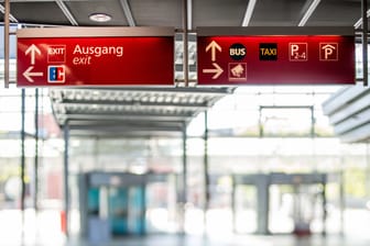 Beschilderung am Flughafen Dresden: Die Betreiber wollen betriebsbedingte Kündigungen vermeiden.