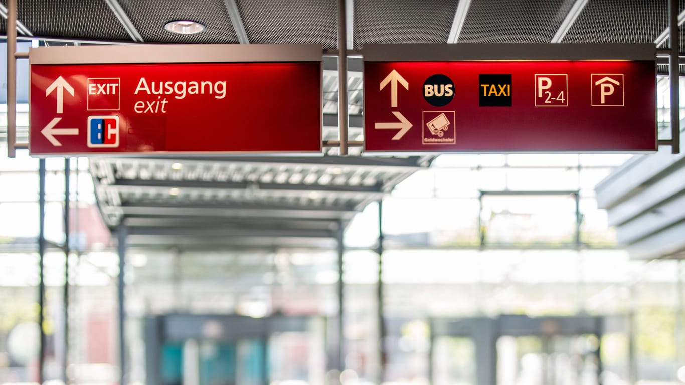 Beschilderung am Flughafen Dresden: Die Betreiber wollen betriebsbedingte Kündigungen vermeiden.