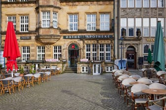 Die Raths-Apotheke am Markt in Bremen: Immer mehr Geschäfte schließen in der Stadt.