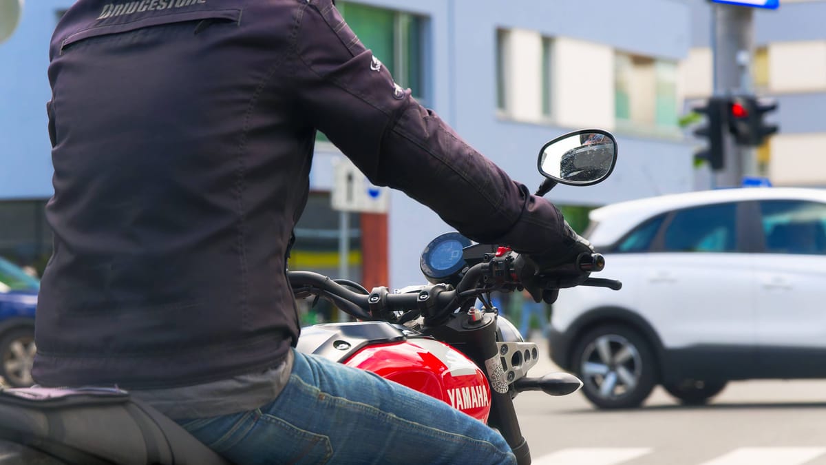 Dürfen Motorradfahrer An Der Ampel Nach Vorne Fahren