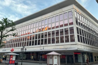 Der leer stehende Kaufhof in der Fußgängerzone (Archivbild): Eigentümer könnte bald die Stadt sein.