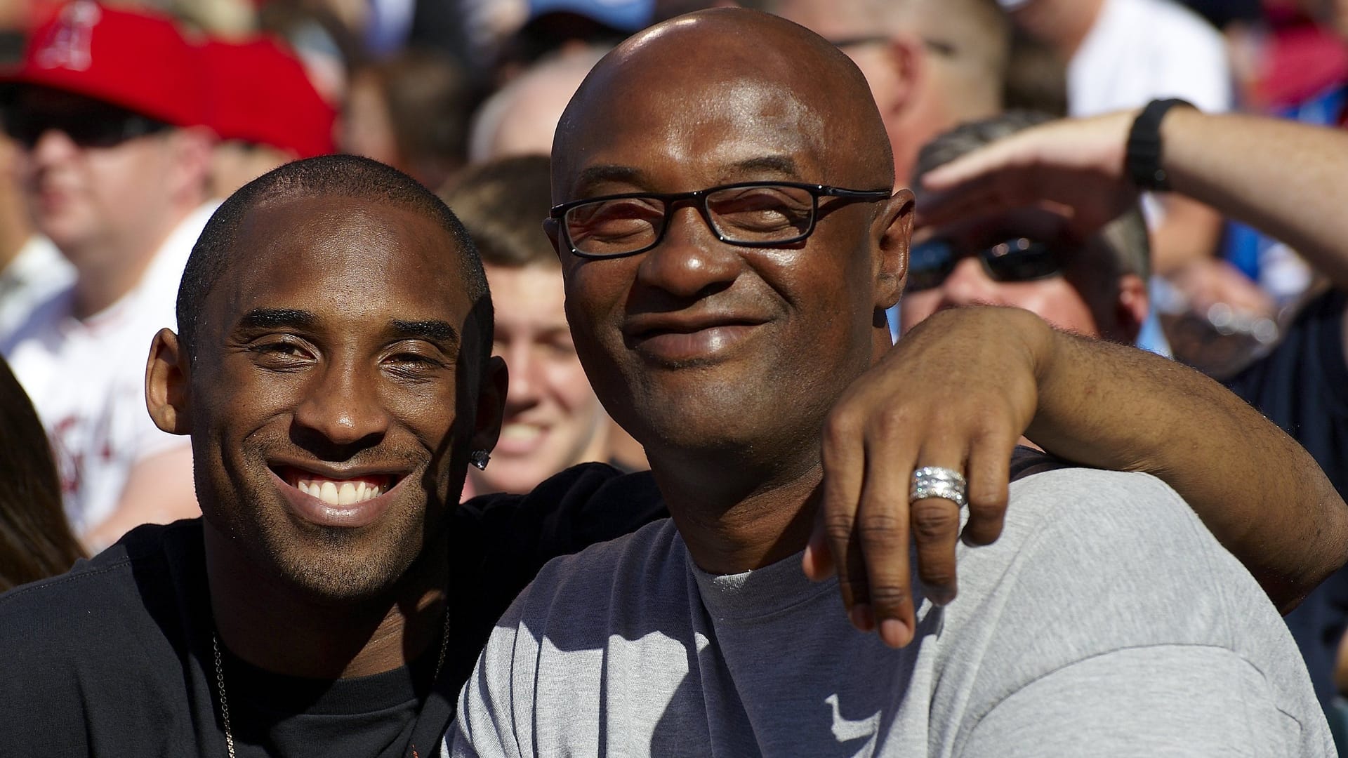 Kobe Bryant (links) mit seinem Vater Joe: Auch der Papa der Basketball-Ikone ist nun gestorben.