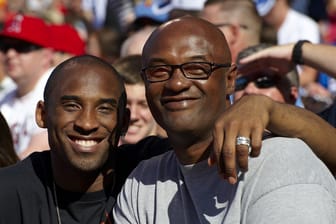 Kobe Bryant (links) mit seinem Vater Joe: Auch der Papa der Basketball-Ikone ist nun gestorben.