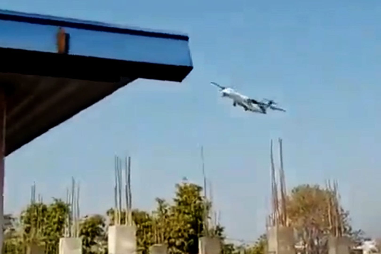 Flugzeug stürzt in Nepal ab