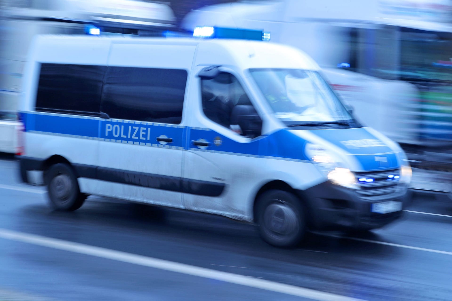 Einsatzfahrzeug der Berliner Polizei (Symbolfoto): Was steckt hinter dem Angriff im "Kanaan"?