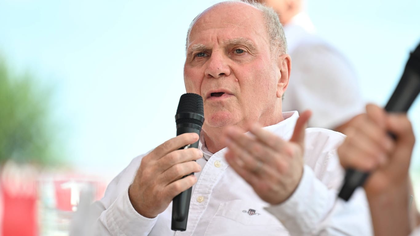 Uli Hoeneß: Der Ehrenpräsident des FC Bayern war am Sonntag beim 75-jährigen Vereinsjubiläum des bayerischen Amateurclubs SV Seligenporten zu Besuch.