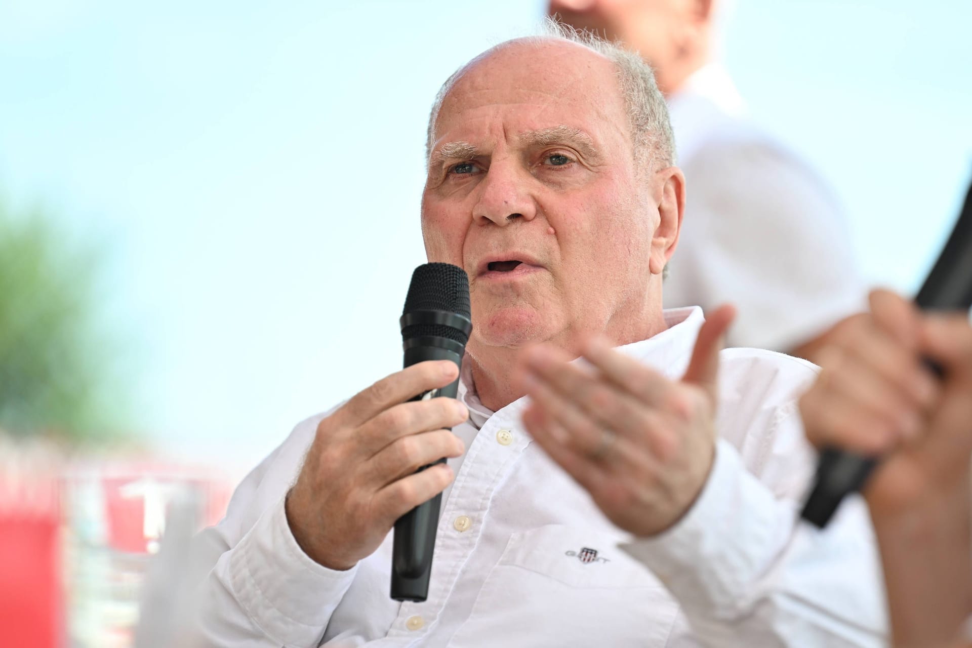 Uli Hoeneß: Der Ehrenpräsident des FC Bayern war am Sonntag beim 75-jährigen Vereinsjubiläum des bayerischen Amateurclubs SV Seligenporten zu Besuch.