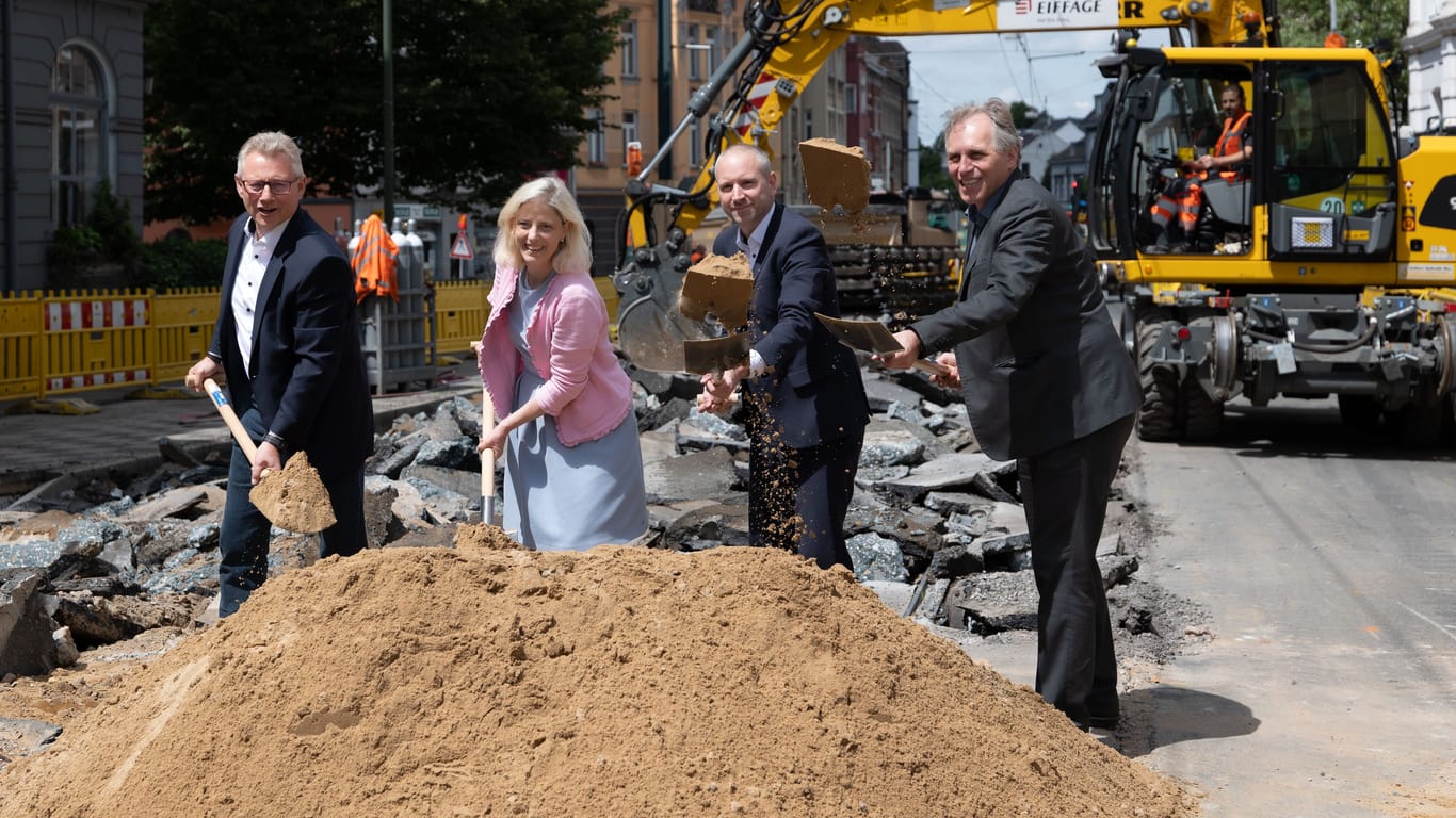 Michael Richarz (Rheinbahn), Katharina Metzker (Stadt), Marc Nüßen (VRR) und Jochen Kral (Stadt) beim symbolischen ersten Spatenstich (v.l.).