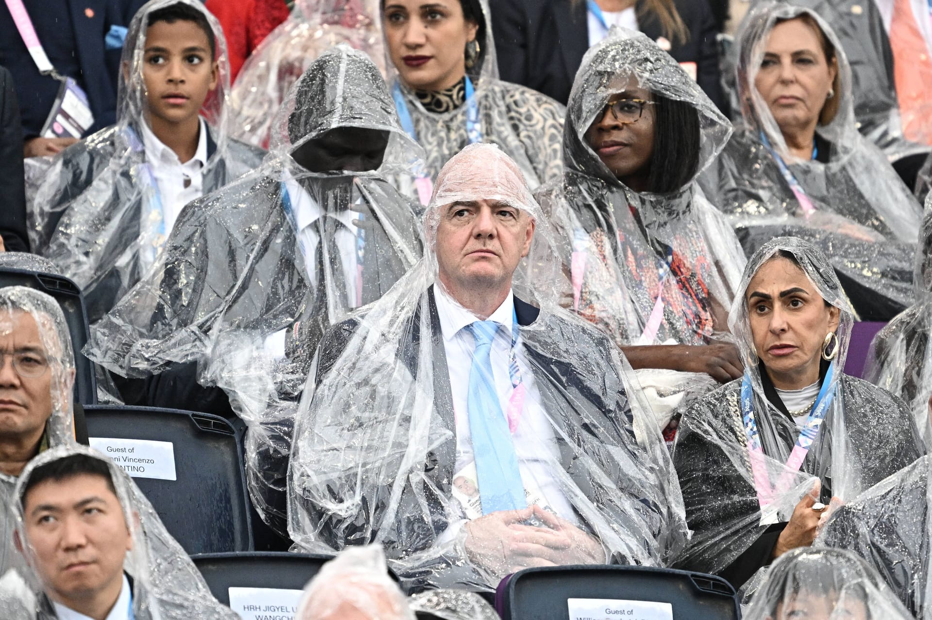 Wermutstropfen in Paris: Über weite Strecken der Eröffnungsfeier schüttete es wie aus Eimern. Fifa-Boss Gianni Infantino und vielen weiteren Besuchern blieb nichts anders übrig, als sich in Regencapes zu hüllen.