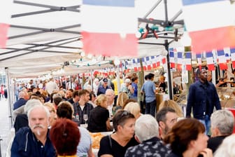 Rund 100.000 Besucher haben das Frankreichfest 2024 in Düsseldorf an drei Veranstaltungstagen aufgesucht.