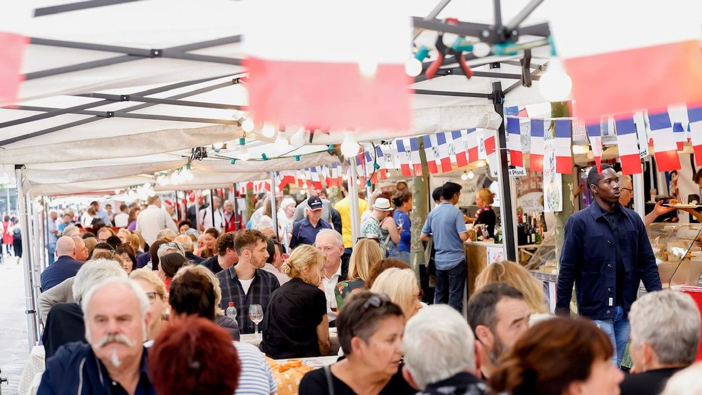 Rund 100.000 Besucher haben das Frankreichfest 2024 in Düsseldorf an drei Veranstaltungstagen aufgesucht.