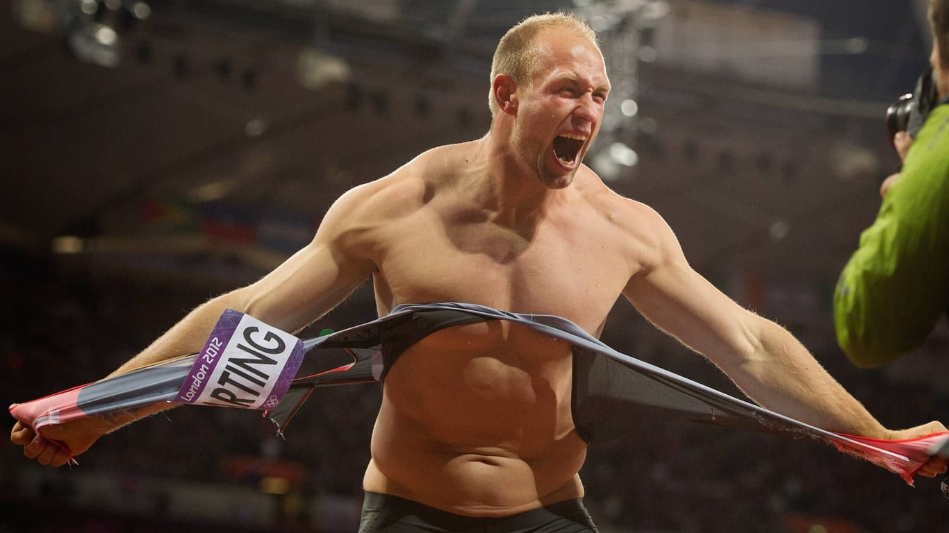 Robert Harting reißt sich vor Freude das Shirt vom Leib: Bei den Olympischen Spielen 2012 gewann er Gold.