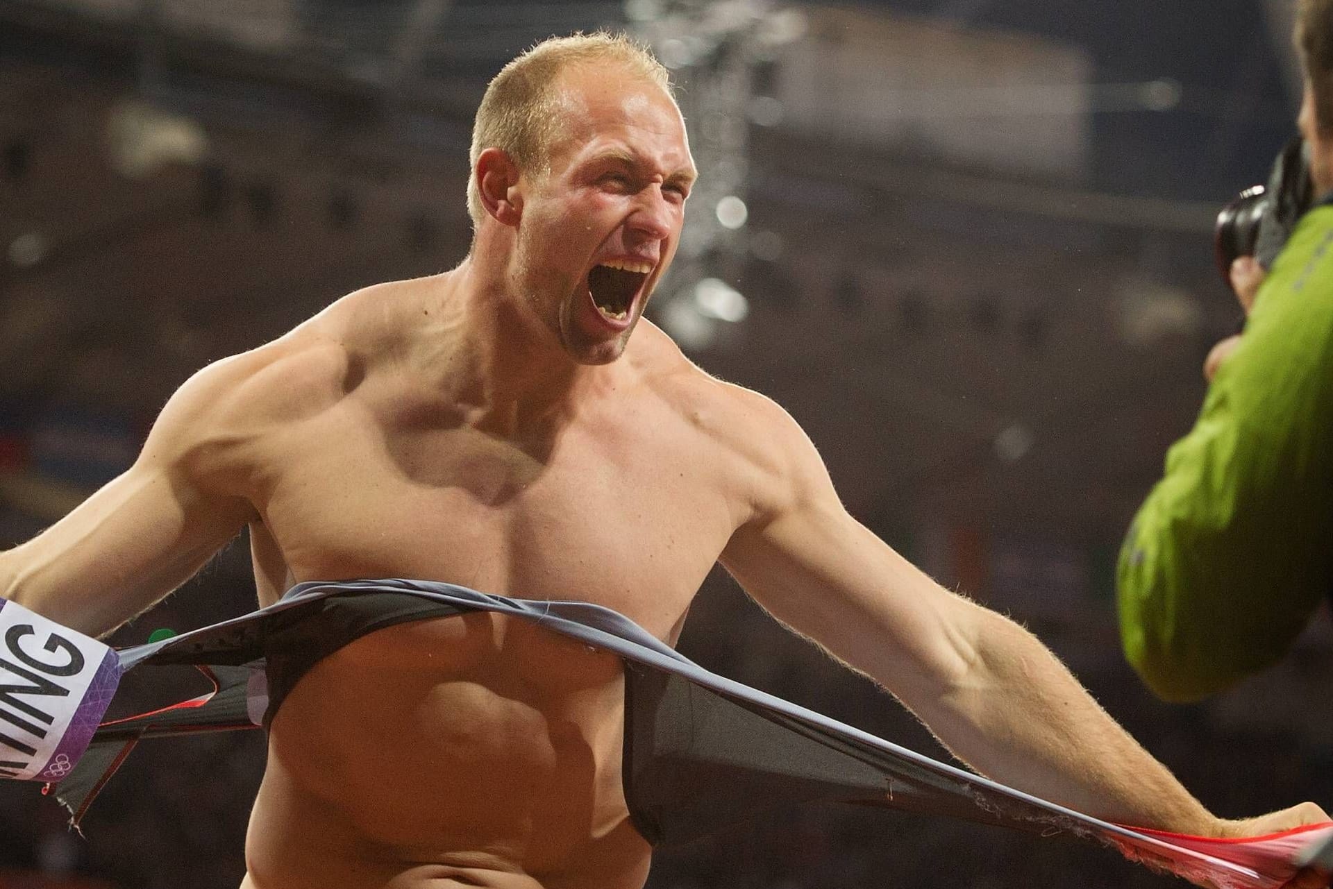 Robert Harting reißt sich vor Freude das Shirt vom Leib: Bei den Olympischen Spielen 2012 gewann er Gold.