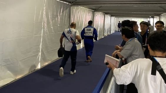 Der israelische Judoka Sagi Muki (im blauen Dress) wollte die wartenden Medienvertreter am Dienstag schnell hinter sich lassen.