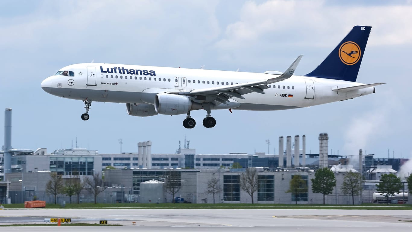 Ein Flugzeug der Lufthansa im Landeanflug auf München (Archivbild): Besonders konnte der Airport durch seine exzellente Ausstattung überzeugen.