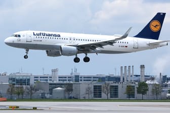 Ein Flugzeug der Lufthansa im Landeanflug auf München (Archivbild): Besonders konnte der Airport durch seine exzellente Ausstattung überzeugen.