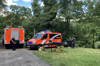 Einsatzkräfte der Berliner Feuerwehr am Plötzensee: Die betroffene Person wurde in ein Krankenhaus gebracht.