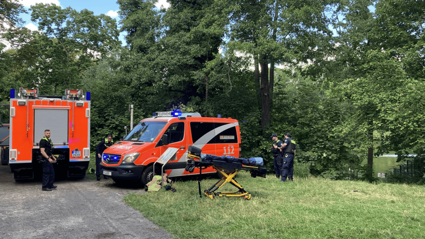 Einsatzkräfte der Berliner Feuerwehr am Plötzensee: Die betroffene Person wurde in ein Krankenhaus gebracht.