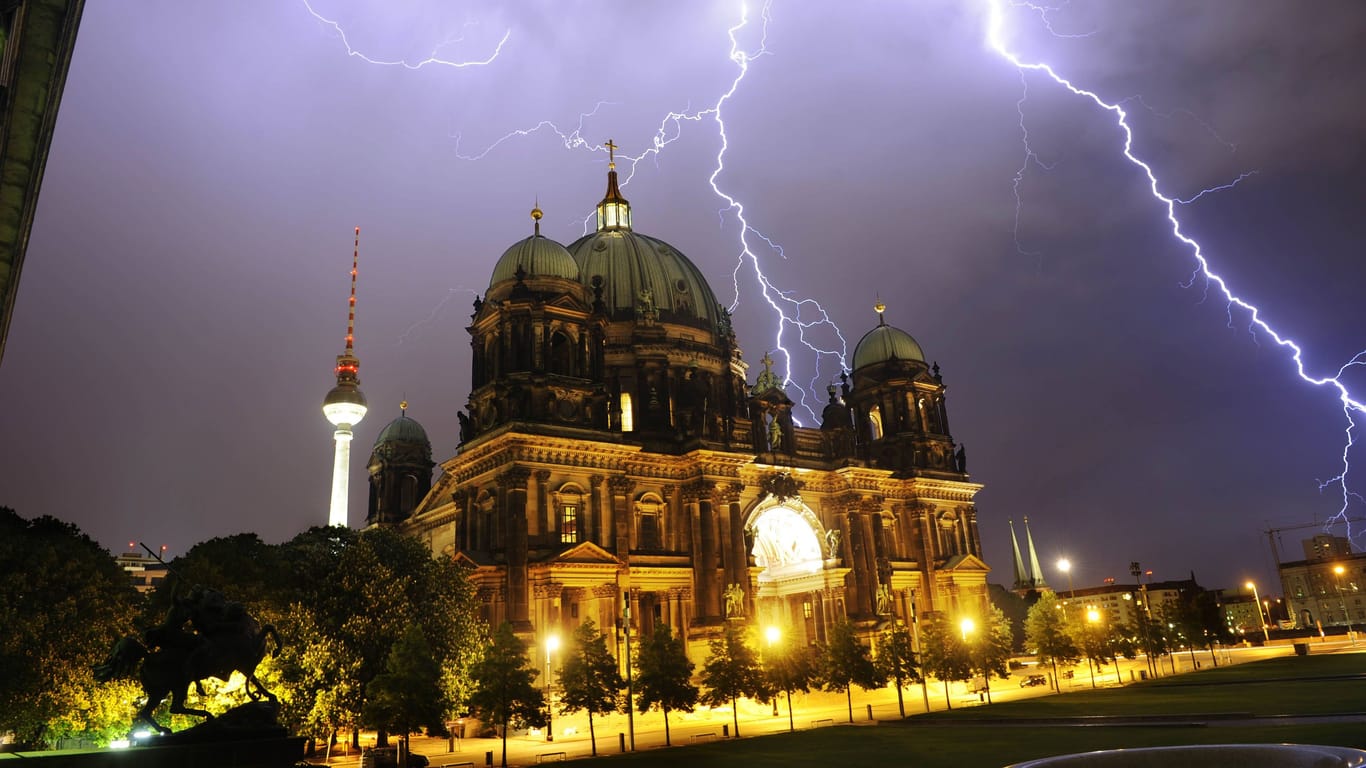 Gewitter in Berlin 03.05.2012/ Germany/ Berlin/ Gewitterblitze in der Nacht/ Gewitter in Berlin