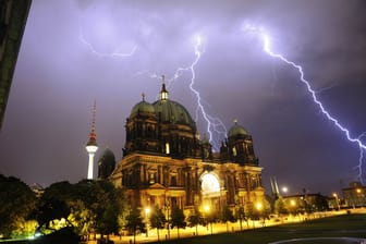 Gewitter in Berlin 03.05.2012/ Germany/ Berlin/ Gewitterblitze in der Nacht/ Gewitter in Berlin