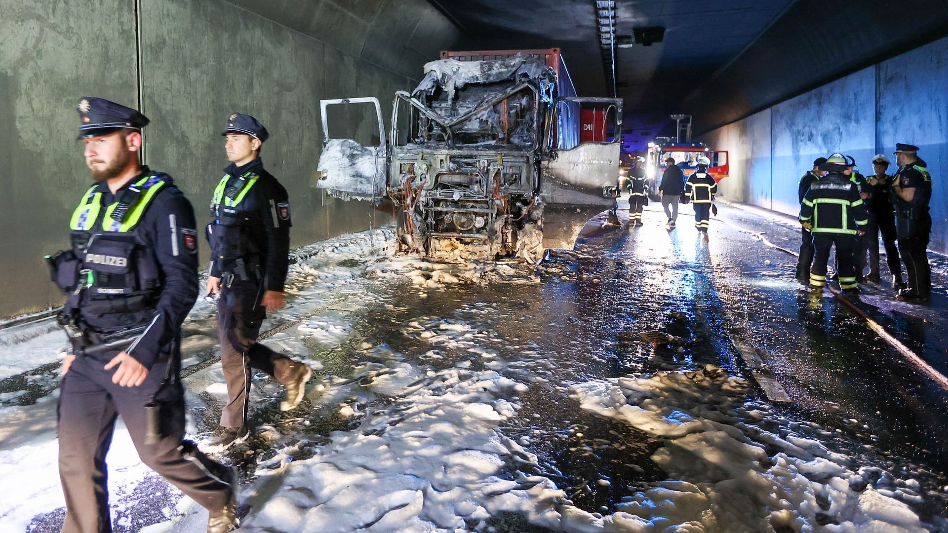 Nach Lastwagen-Brand im Hamburger Elbtunnel